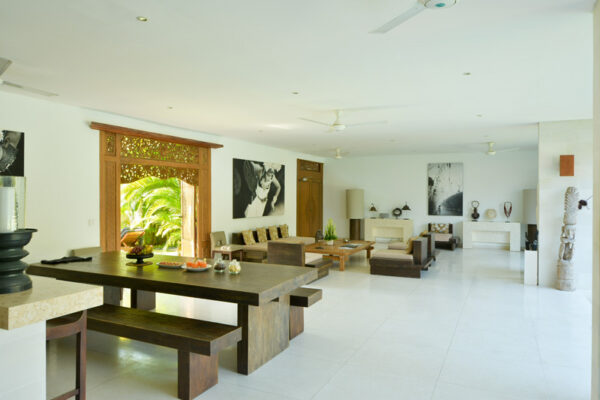 Walking distance to Oberoi Street